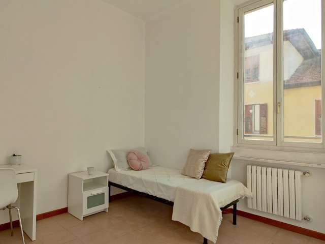 Stanza in affitto in appartamento con 3 camere da letto a Milano
