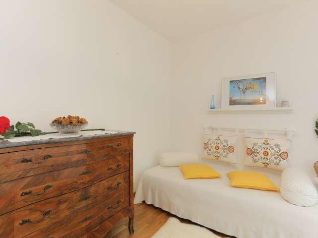 Stanza in affitto in appartamento con 3 camere da letto a Quinto Romano