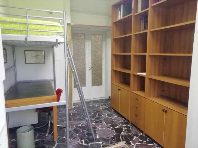 Stanza in affitto in appartamento con 3 camere da letto a Romito, Firenze