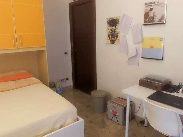 Stanza in affitto in appartamento con 3 camere da letto a Tor Vergata, Roma