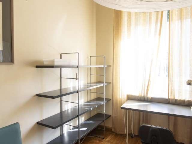 Stanza in affitto in appartamento con 3 camere da letto a Trieste, Roma
