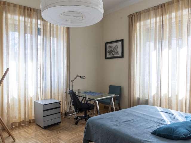 Stanza in affitto in appartamento con 3 camere da letto a Trieste, Roma