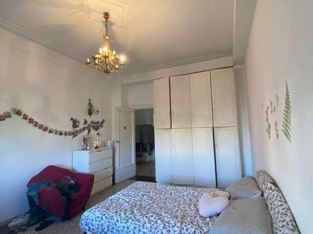 Stanza in affitto in appartamento con 3 camere da letto a Trieste, Roma