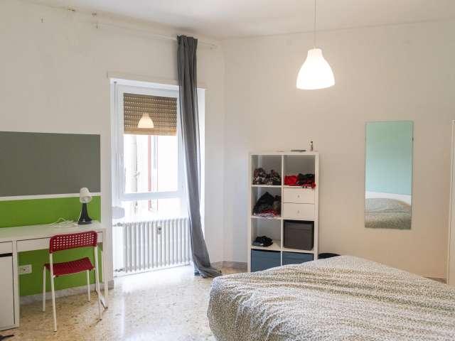 Stanza in affitto in appartamento con 3 camere da letto a Trieste, Roma