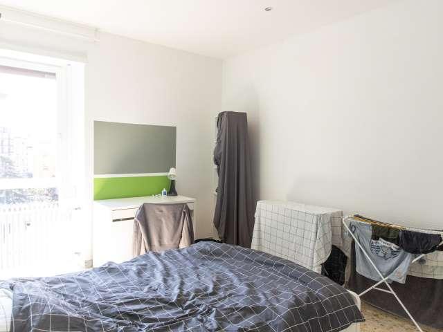 Stanza in affitto in appartamento con 3 camere da letto a Trieste, Roma