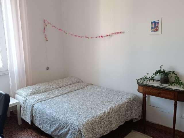Stanza in affitto in appartamento con 3 camere da letto a Trieste, Roma