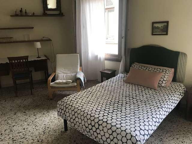 Stanza in affitto in appartamento con 3 camere da letto, S.Croce Duomo