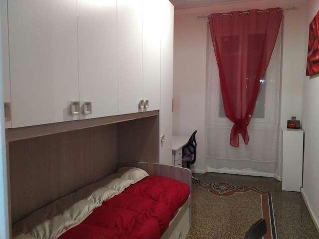 Stanza in affitto in appartamento con 4 camere da letto a Genova