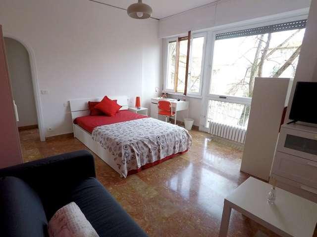 Stanza in affitto in appartamento con 4 camere da letto a Firenze