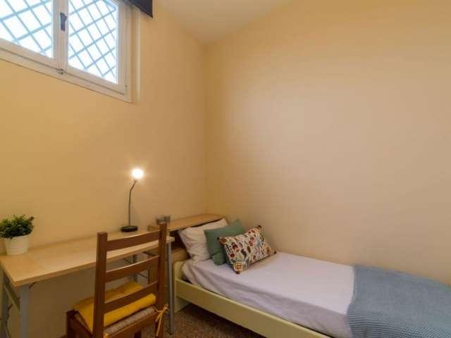 Stanza in affitto in appartamento con 4 camere da letto a Firenze