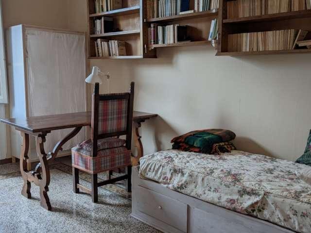 Stanza in affitto in appartamento con 4 camere da letto a Firenze