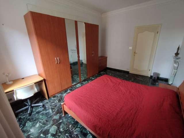 Stanza in affitto in appartamento con 5 camere da letto a Castelletto, Genova