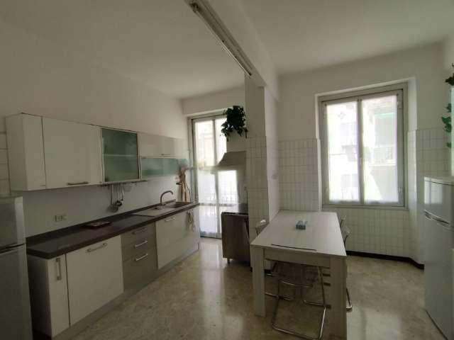 Stanza in affitto in appartamento con 5 camere da letto a Castelletto, Genova