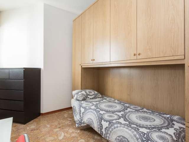 Stanza in affitto in appartamento con 5 camere da letto a Gratosoglio, Milano