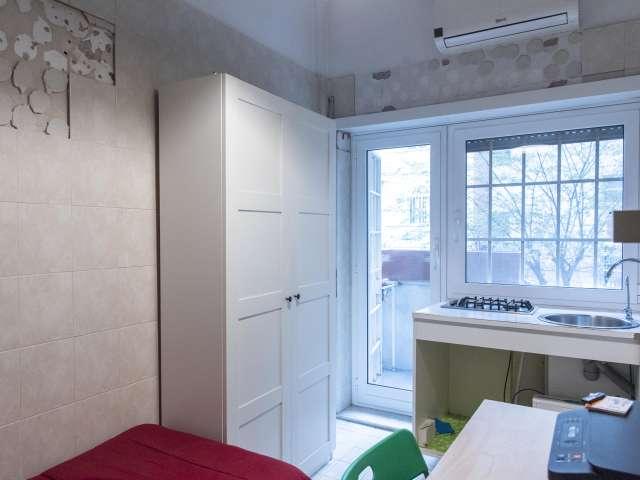 Stanza in affitto in appartamento con 5 camere da letto a Eur, Roma
