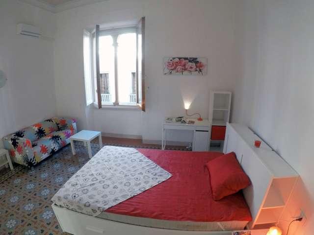 Stanza in affitto in appartamento con 5 camere da letto a Firenze