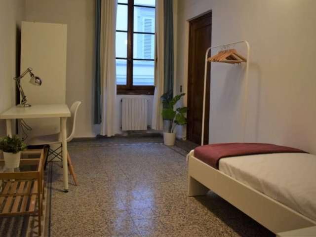 Stanza in affitto in appartamento con 5 camere da letto a Firenze