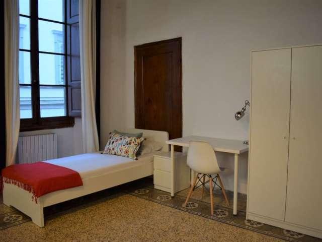Stanza in affitto in appartamento con 5 camere da letto a Firenze