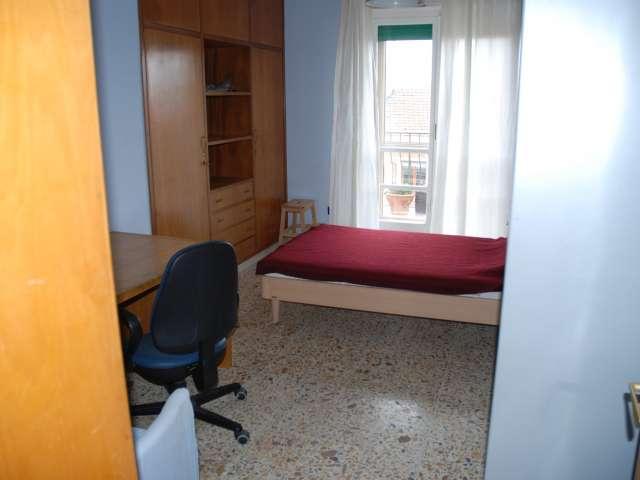 Stanza in affitto in appartamento con 5 camere da letto a Perugia