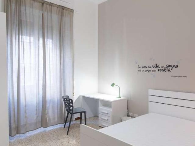 Stanza in affitto in appartamento con 5 camere da letto a Roma