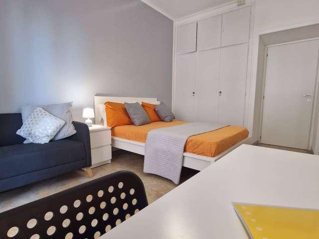 Stanza in affitto in appartamento con 6 camere da letto a Roma