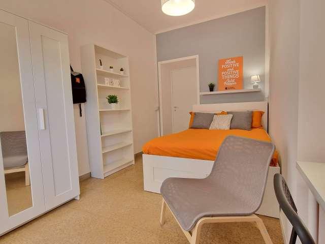 Stanza in affitto in appartamento con 6 camere da letto a Roma