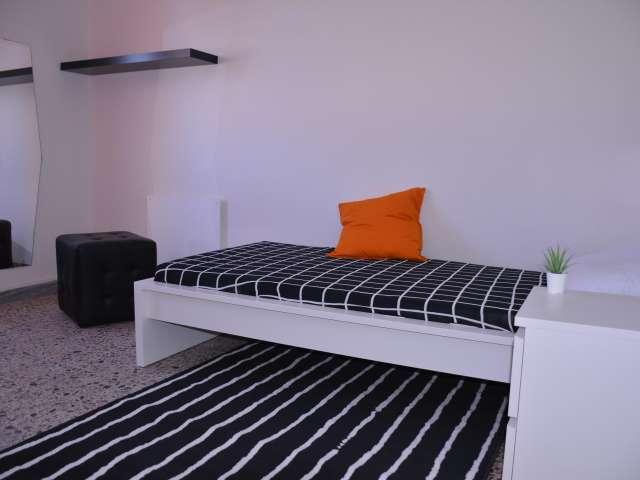 Stanza in affitto in appartamento con 7 camere da letto a Cagliari