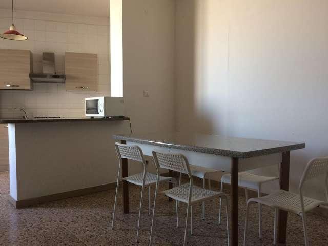 Stanza in affitto in appartamento con 7 camere da letto a Cagliari