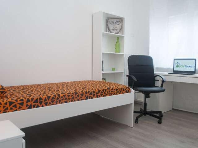 Stanza in affitto in appartamento con 7 camere da letto a Torino