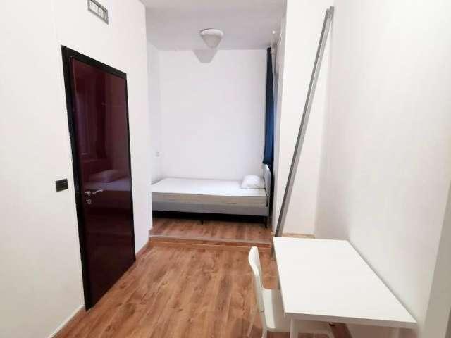 Stanza in affitto in appartamento con 8 camere da letto a Milano