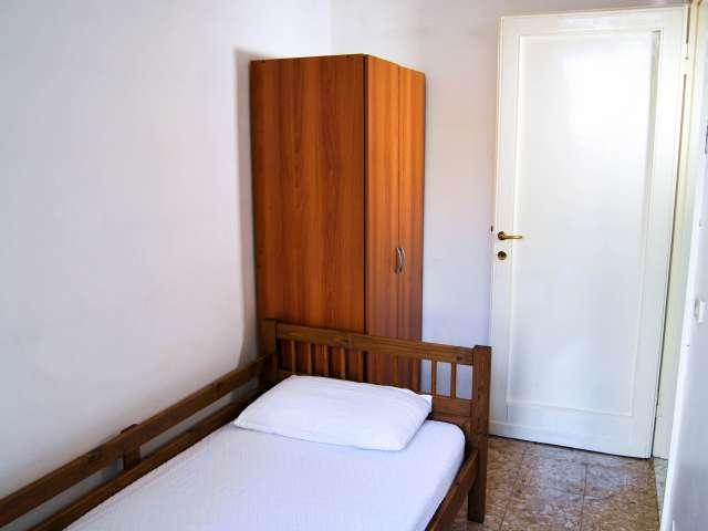 Stanza in affitto in appartamento condiviso con 5 camere da letto