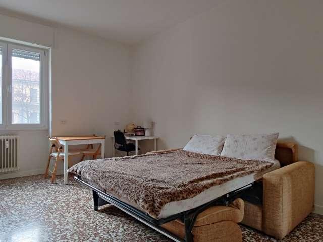 Stanza in affitto in appartamento condiviso con 2 camere da letto a Milano