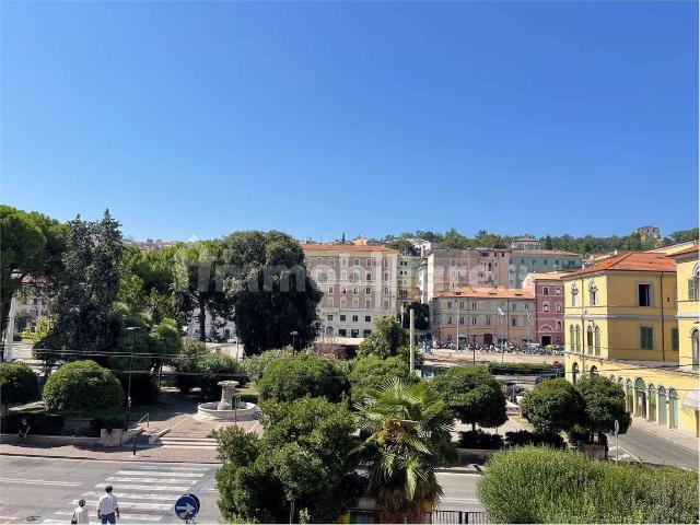 Stanza in affitto in appartamento Corsi, Ancona