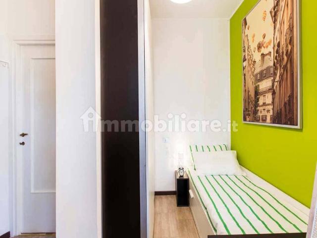 Stanza in affitto in appartamento via Moncalvo, Milano