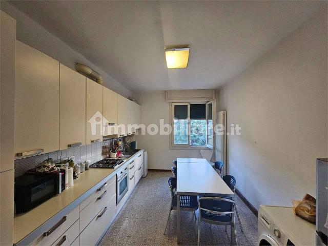 Stanza in affitto in appartamento viale Leopoldo Nobili, 17, Reggio Emilia