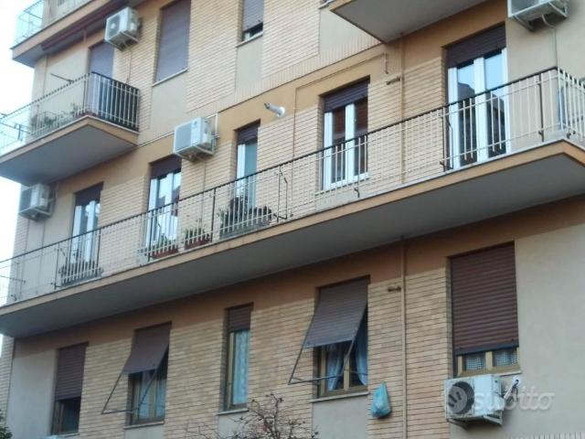 Stanza in appartamento arredato disponibile da ago