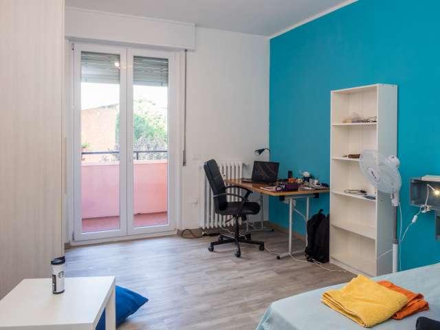 Stanza in appartamento con 4 camere da letto a Quarto Oggiaro, Milano