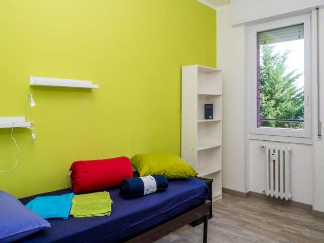 Stanza in appartamento con 4 camere da letto a Quarto Oggiaro, Milano