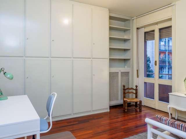Stanza in appartamento con 4 camere da letto in affitto a Washington, Milano