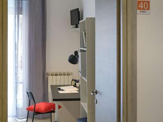Stanza in appartamento con 4 posti letto in affitto ad Agnano, Napoli