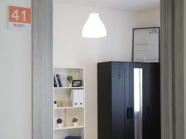 Stanza in appartamento con 4 posti letto in affitto ad Agnano, Napoli