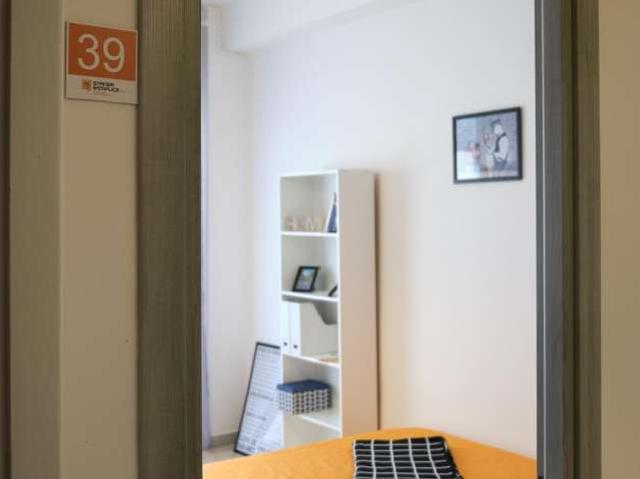 Stanza in appartamento con 4 posti letto in affitto ad Agnano, Napoli