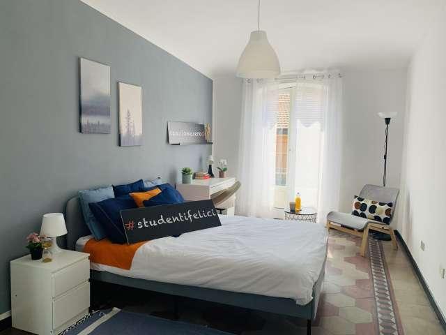 Stanza in appartamento con 4 stanze da letto a Torino