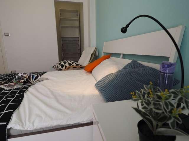 Stanza in appartamento con 4 stanze da letto a Torino