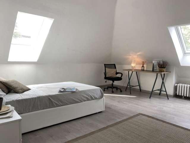Stanza in appartamento con 5 camere da letto in affitto a Villapizzone, Milano