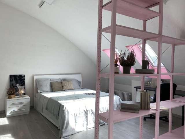 Stanza in appartamento con 5 camere da letto in affitto a Villapizzone, Milano