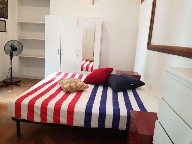 Camera in affitto in un appartamento condiviso con 5 camere da letto a Cenisia, Torino
