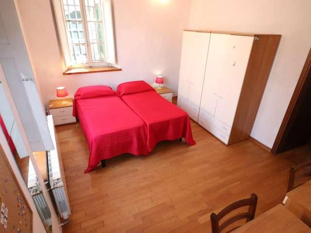Stanza in appartamento con 6 camere da letto in affitto a Duomo San Giovanni