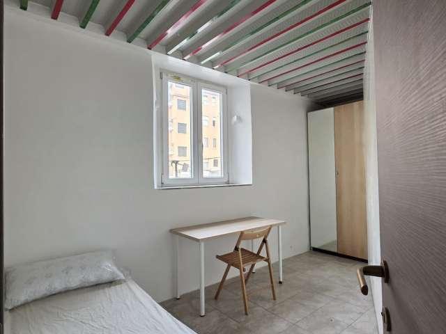 Stanza in appartamento con 6 camere da letto in affitto a Stadera, Milano