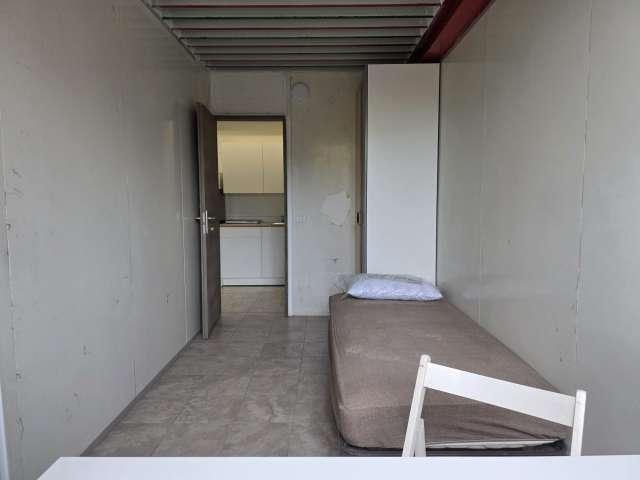 Stanza in appartamento con 6 camere da letto in affitto a Stadera, Milano